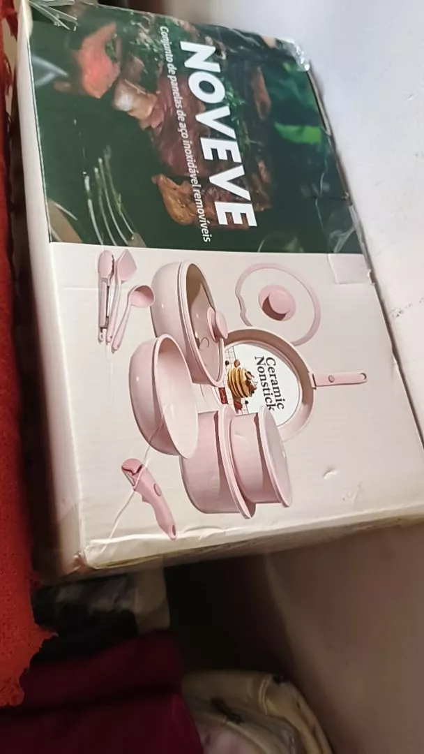 Foto enviada por Carla M. mostrando o jogo de panelas rosa