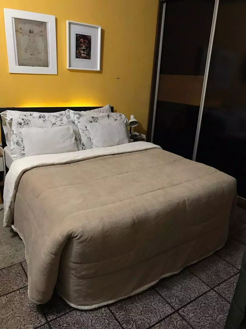 Coberdrom bege estendido sobre a cama