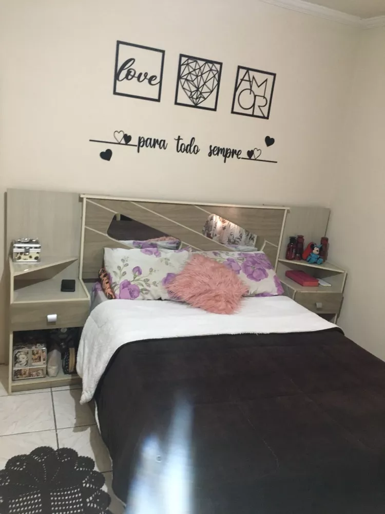 Coberdrom preto estendido em quarto de casal
