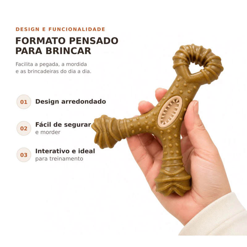 Mão segurando o mordedor mostrando o design arredondado e fácil de segurar