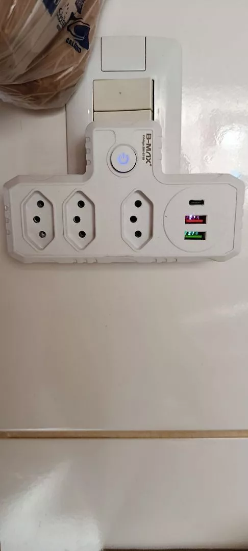 Foto de cliente: adaptador instalado na cozinha com botão aceso