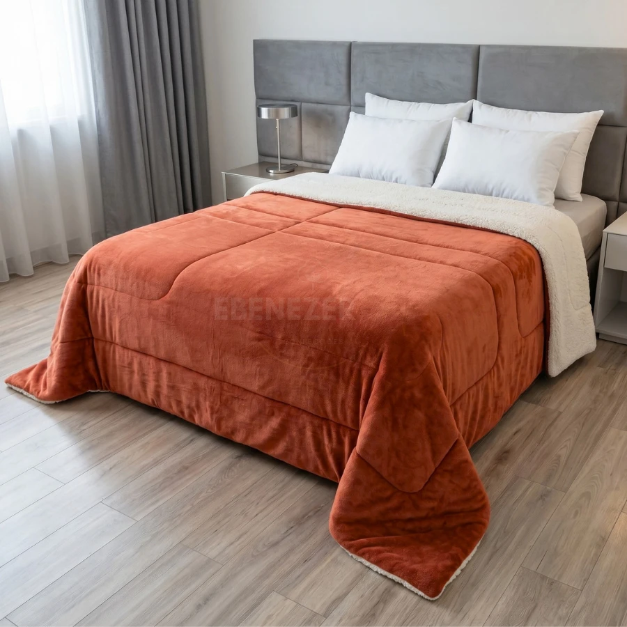 Coberdrom solteiro dupla face na cor terracota sobre a cama
