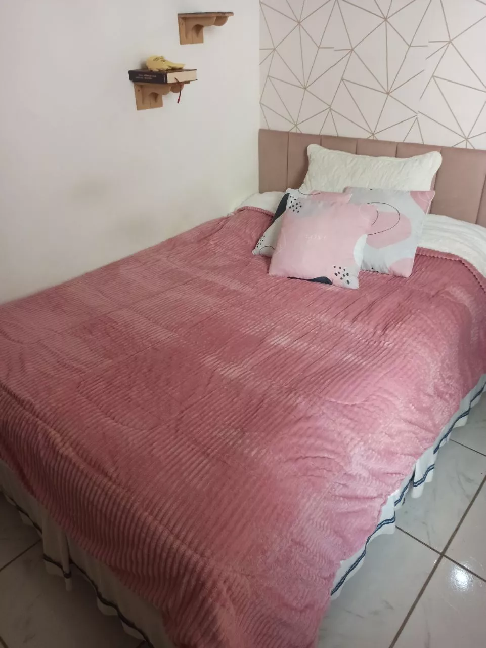 Coberdrom rosé estendido sobre a cama