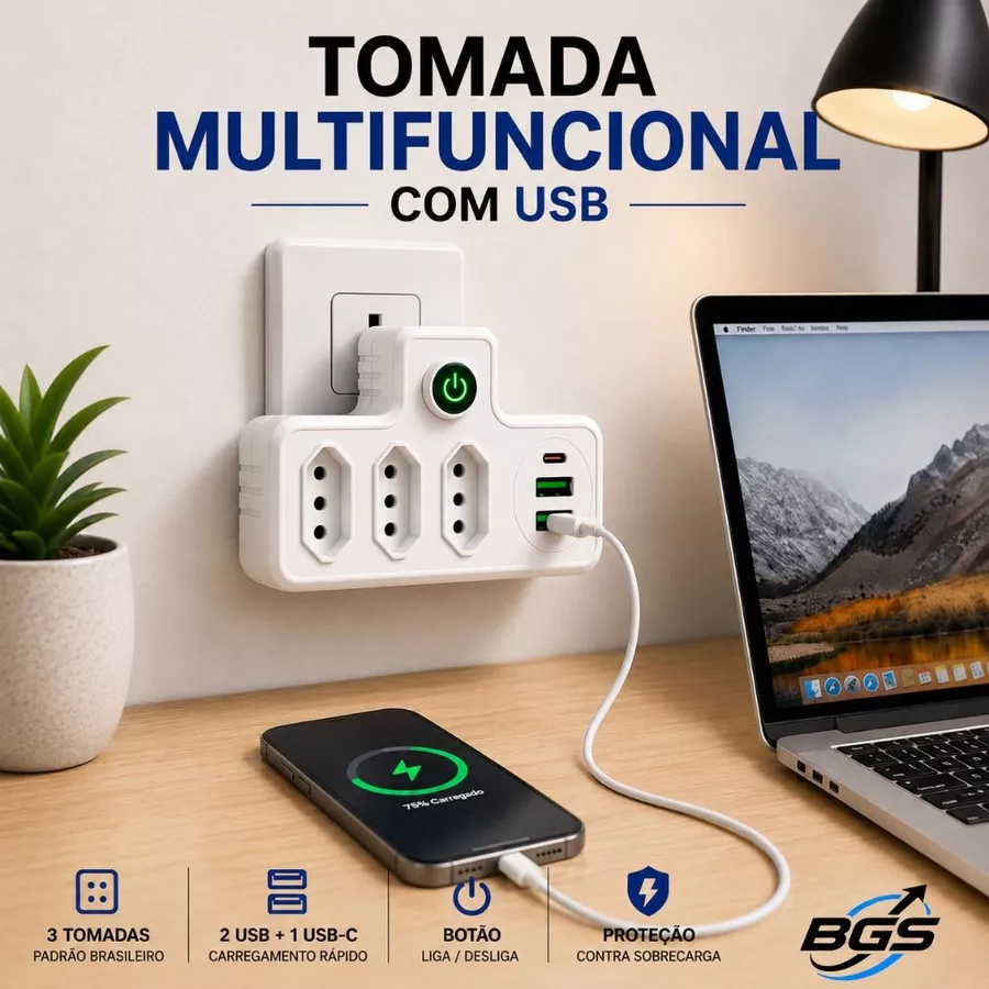 Adaptador de tomada com USB na mesa de trabalho com notebook