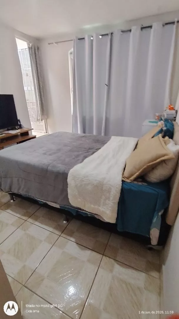 Coberdrom sherpa cinza na cama com lado peluciado à mostra