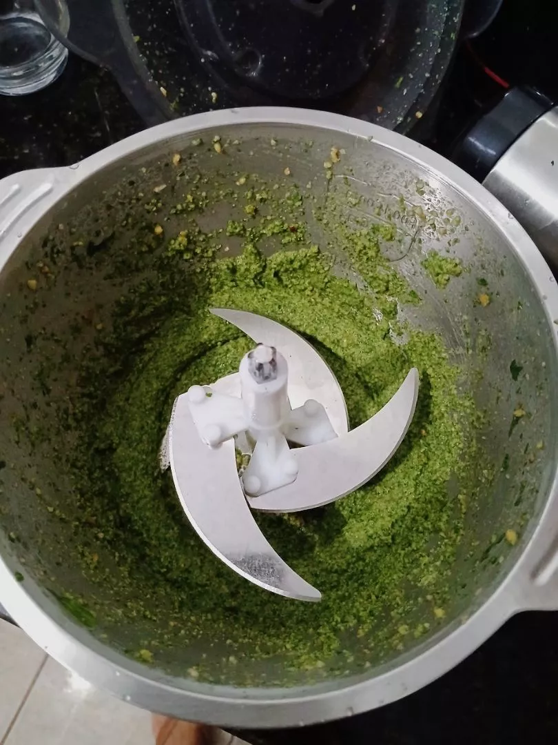 Foto de avaliação de Larissa T. usando o multiprocessador elétrico