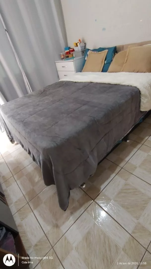 Coberdrom cinza estendido em cama