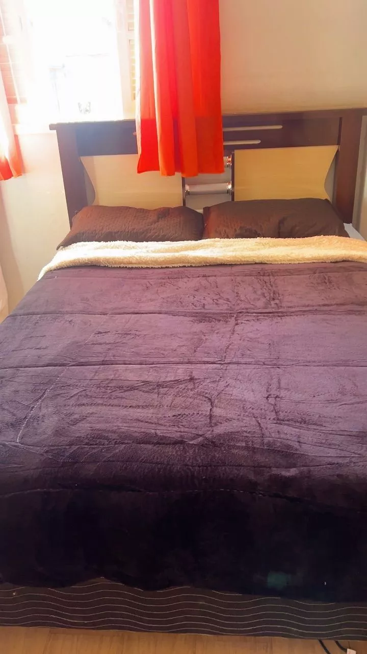 Coberdrom marrom cobrindo uma cama
