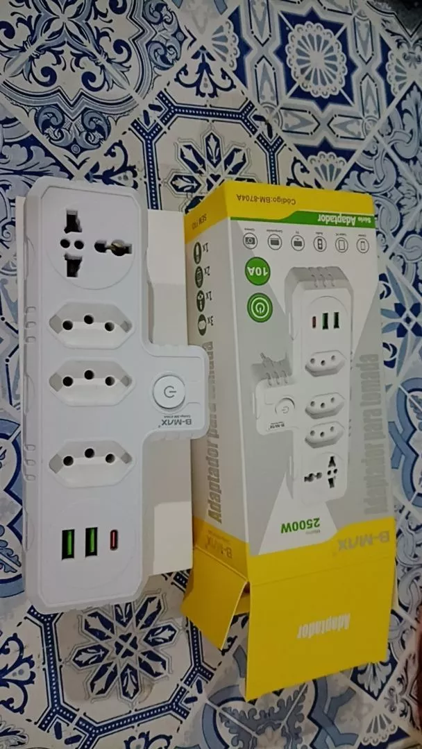 Adaptador e embalagem sobre a mesa