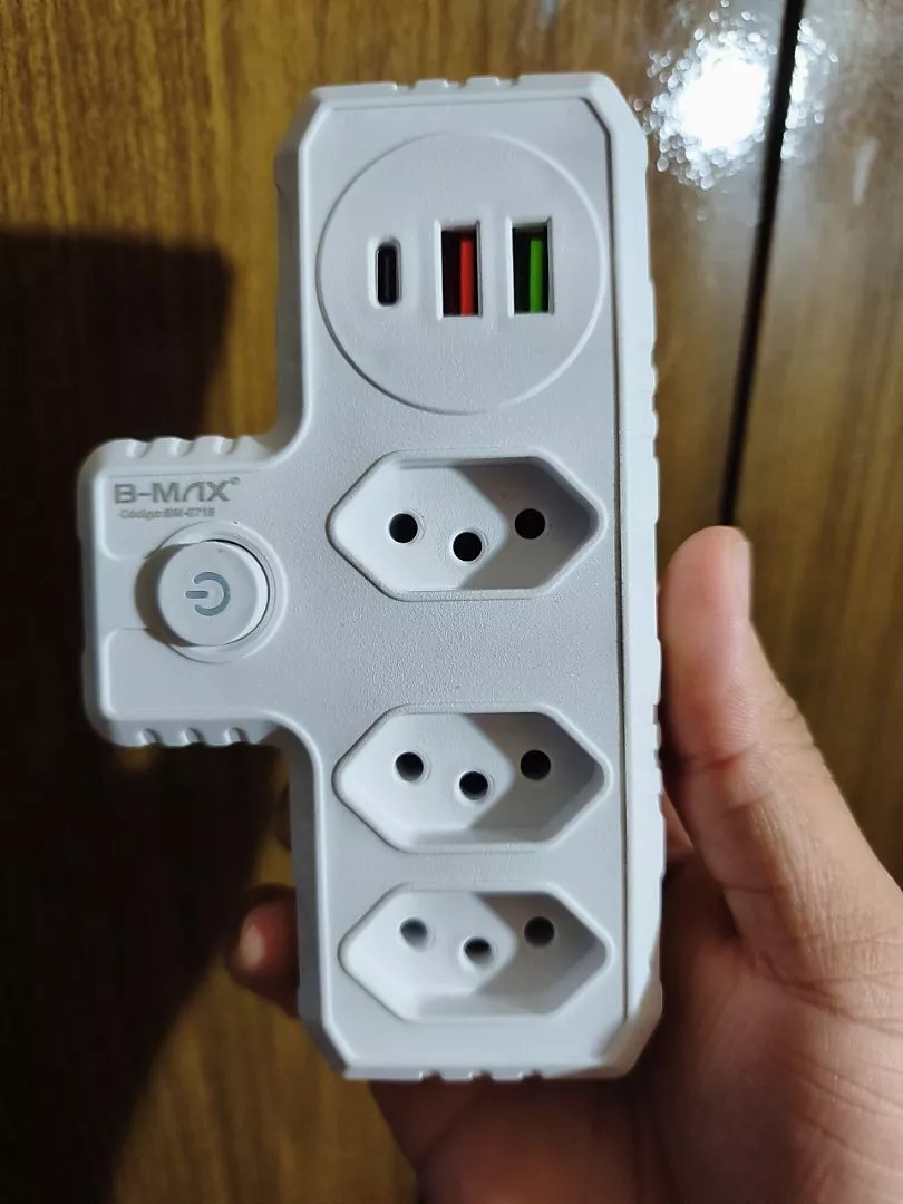 Foto de cliente: adaptador benjamin na mão mostrando as tomadas