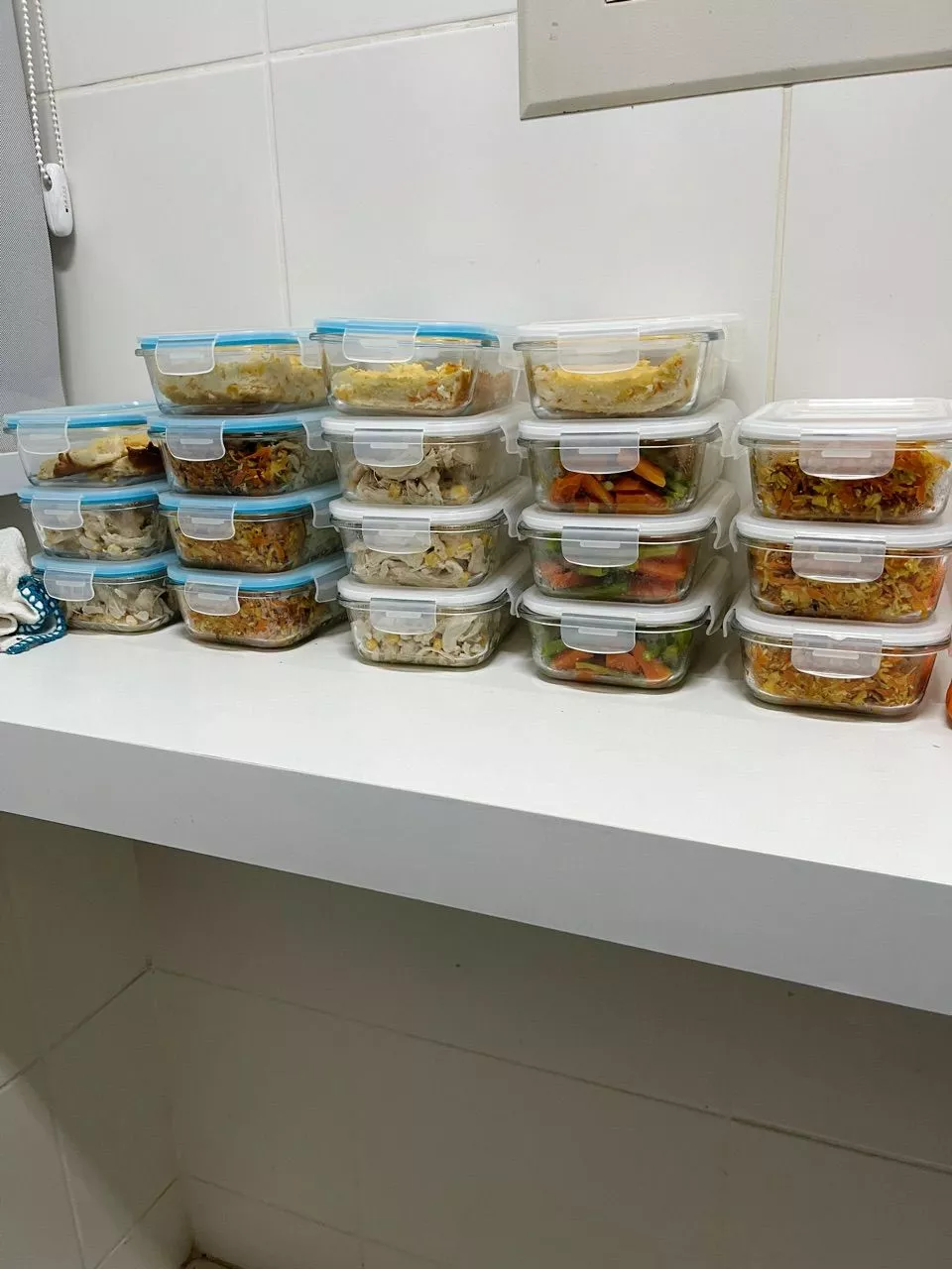 Marmitas organizadas nos potes de vidro