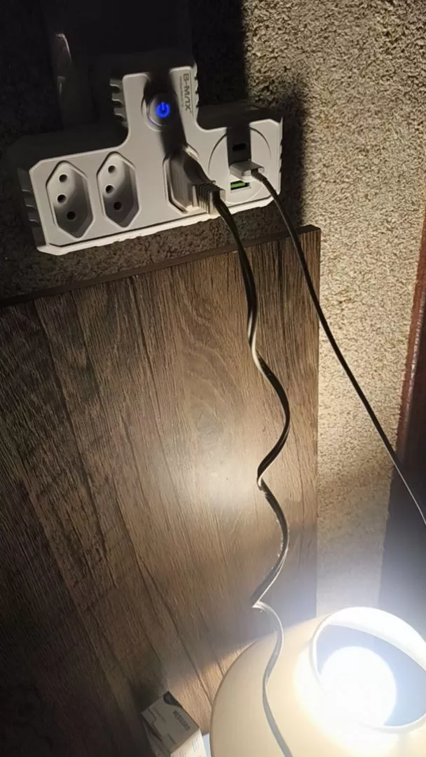 Foto de cliente: adaptador carregando celular ao lado da cama