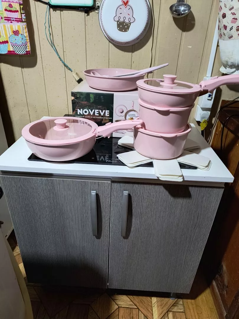 Foto enviada por Mariana L. mostrando o jogo de panelas rosa