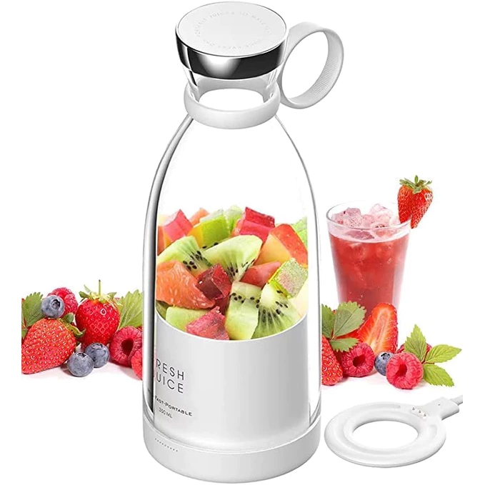 Liquidificador portátil com frutas dentro e suco pronto ao lado