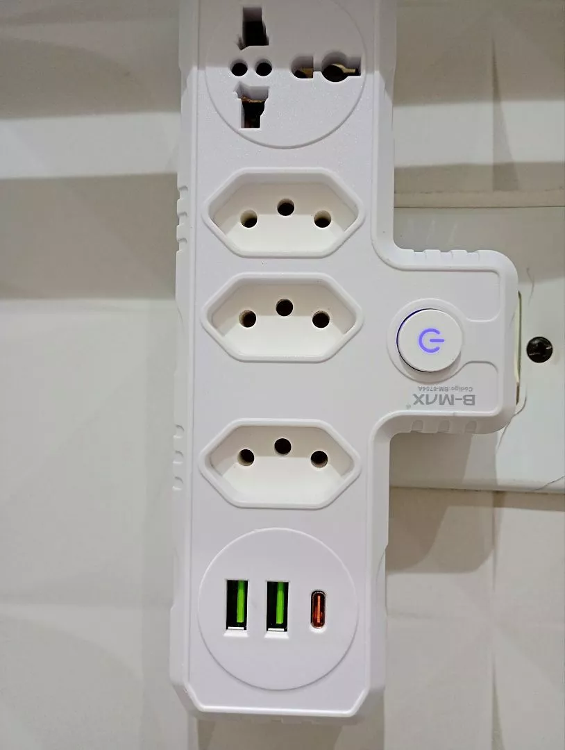 Foto de cliente: adaptador 6 em 1 ligado na parede do banheiro