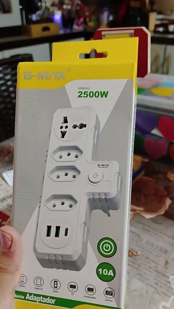 Caixa do adaptador B-Max 2500W na mão do cliente