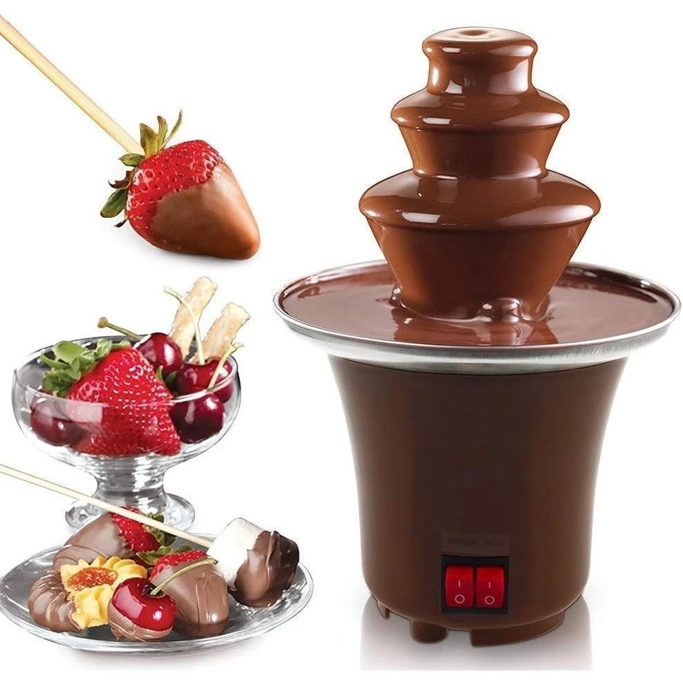 Fonte de fondue de chocolate com morangos, cerejas e bombons