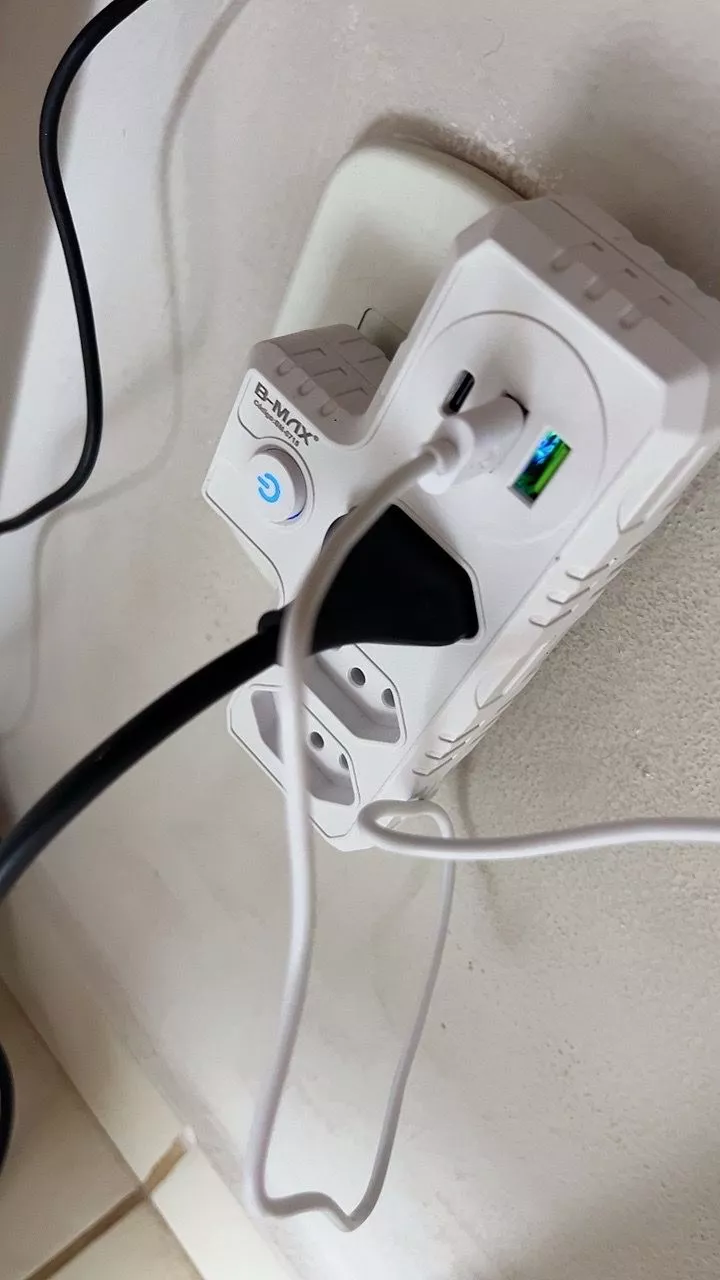 Foto de cliente: adaptador em uso com vários cabos conectados